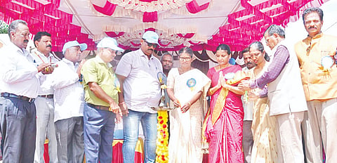  ಕೊಳ್ಳೇಗಾಲ ಪಟ್ಟಣದ ಶ್ರೀಮಹದೇಶ್ವರ ಕ್ರೀಡಾಂಗಣದಲ್ಲಿ ಬುಧವಾರ ಲಯನ್ಸ್ ಸಂಯುಕ್ತ ಪದವಿ ಪೂರ್ವ ಕಾಲೇಜು ಹಾಗೂ ಜಿಲ್ಲಾ ಶಾಲಾ ಶಿಕ್ಷಣ ಇಲಾಖೆ ಸಹಯೋಗದಲ್ಲಿ ಆಯೋಜಿಸಿದ್ದ ಪದವಿ ಪೂರ್ವ ಕಾಲೇಜುಗಳ ತಾಲೂಕುಮಟ್ಟದ ಕ್ರೀಡಾಕೂಟಕ್ಕೆ ಶಾಲಾ ಶಿಕ್ಷಣ ಇಲಾಖೆಯ ಉಪನಿರ್ದೇಶಕಿ ಎಚ್.ಎನ್.ಪುಟ್ಟ ಗೌರಮ್ಮ ಚಾಲನೆ ನೀಡಿದರು. ರಾಜೇಂದ್ರ, ಮಂಜುಳಾ, ಅಲೆಗ್ಸಾಂಡರ್ ಇತರರು ಇದ್ದರು.