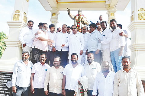 ಕೊಳ್ಳೇಗಾಲ ಪಟ್ಟಣದ ಡಾ.ಬಿ.ಆರ್.ಅಂಬೇಡ್ಕರ್ ಪ್ರತಿಮೆಗೆ ಬುಧವಾರ ಉಪಮುಖ್ಯಮಂತ್ರಿ ಡಾ.ಜಿ.ಪರಮೇಶ್ವರ ಅವರು ಮಾಲಾರ್ಪಣೆ ಮಾಡಿದರು. ಸಿ.ಪುಟ್ಟರಂಗಶೆಟ್ಟಿ, ಎಚ್.ಎಂ.ಗಣೇಶ್ ಪ್ರಸಾದ್, ದರ್ಶನ್ ಧ್ರುವನಾರಾಯಣ ಇತರರು ಇದ್ದರು. 