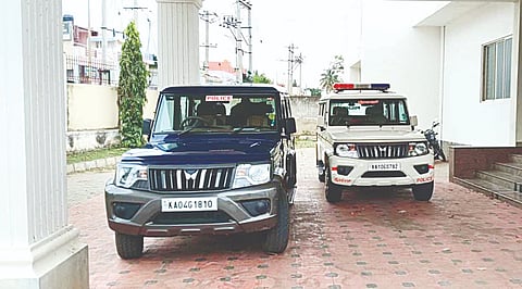 ಕೊಳ್ಳೇಗಾಲ ಪ್ರವಾಸಿ ಮಂದಿರದ ಆವರಣದಲ್ಲಿರುವ ಸಿಐಡಿ ಅಧಿಕಾರಿಗಳ ವಾಹ ನಗಳು. 