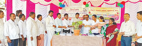 ಕಾನಹೊಸಹಳ್ಳಿ ಸಮೀಪದ ಬಣವಿಕಲ್ಲು ಗ್ರಾಮದ ಸಹಿಪ್ರಾ ಶಾಲೆಯಲ್ಲಿ ದಾಖಲಾತಿ ಆಂದೋಲನ ಹಾಗೂ ಶಾಲಾ ಆರಂಭೋತ್ಸವ ಕಾರ್ಯಕ್ರಮವನ್ನು ಶಾಸಕ ಡಾ.ಎನ್.ಟಿ.ಶ್ರೀನಿವಾಸ್ ಉದ್ಘಾಟಿಸಿದರು. 