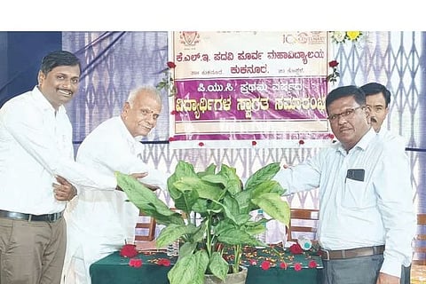 ಕುಕನೂರು ಕೆಎಲ್‌ಇ ಪದವಿಪೂರ್ವ ಮಹಾವಿದ್ಯಾಲಯಲ್ಲಿ ಆಯೋಜಿಸಿದ್ದ ಪ್ರಥಮ ಪಿಯುಸಿ ವಿದ್ಯಾರ್ಥಿಗಳ ಸ್ವಾಗತ ಸಮಾರಂಭ ಹಾಗೂ ಕ್ರೀಡಾ ಮತ್ತು ಸಾಂಸ್ಕೃತಿಕ ಚಟುವಟಿಕೆಗಳ ಕಾರ್ಯಕ್ರಮವನ್ನು ನಿವೃತ್ತ ಪ್ರಾಚಾರ್ಯ ಕೆ.ಎಚ್.ಛತ್ರದ ಉದ್ಘಾಟಿಸಿದರು. ಸ್ಥಾನಿಕ ಆಡಳಿತ ಮಂಡಳಿ ಅಧ್ಯಕ್ಷ ಯಂಕಣ್ಣ ಯರಾಶಿ, ಪ್ರಾಚಾರ್ಯ ಅರುಣ್ ಕುಮಾರ್ ಹಿರೇಮಠ ಇದ್ದರು.