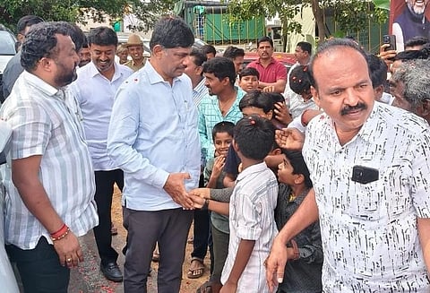 ಕನಕಪುರ ತಾಲೂಕು ಟಿ.ಬೇಕುಪ್ಪೆ ಗ್ರಾಪಂ ನೂತನ ಕಟ್ಟಡವನ್ನು ಮಾಜಿ ಸಂಸದ ಡಿ.ಕೆ.ಸುರೇಶ್​ ಉದ್ಘಾಟಿಸಿದರು. ಅಧ್ಯೆ ಶಾಂತಿಬಾಯಿ, ಉಪಾಧ್ಯೆ ಶಿಲ್ಪಾ, ತಾಲೂಕು ಪಂಚಾಯಿತಿ ಅಧಿಕಾರಿ ಅವಿನಾಶ್​, ಜಿಪಂ ಎಇಇ ಚಂದ್ರಶೇಖರ್​, ಪಿಡಿಒ ಶೀನಿವಾಸ್​, ಕಾರ್ಯದರ್ಶಿ ಮಹಶ್ವೇರ ಹಾಗೂ ಇತರರಿದ್ದರು.