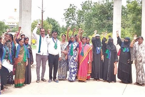 ಕೊಪ್ಪಳ ಜಿಲ್ಲಾಡಳಿತ ಭವನದ ಎದುರು ಸ್ಲಂ ನಿವಾಸಿಗಳ ಹೋರಾಟ ಸಮಿತಿಯಿಂದ ಪ್ರತಿಭಟನೆ ನಡೆಸಲಾಯಿತು. ರಾಜ್ಯ ಸಂಘಟನಾ ಸಂಚಾಲಕ ಇಮ್ತಿಯಾಜ್ ಆರ್. ವಾನ್ವಿ, ಪದಾಧಿಕಾರಿಗಳಾದ ಎಂ.ಬಿ. ನದಾಫ್, ನಾಗರತ್ನಾ ಅಳವಂಡಿ, ರೇಷ್ಮಾಬಾನು ಕೆ. ಯಮನೂರಪ್ಪ, ಪ್ರತಿಭಾ ಹೊಸಳ್ಳಿ, ಗಂಗಮ್ಮ ಶ್ರೀಧರ ಮಠ, ಸುಜಾತಾ ಹಿರೇಮಠ ಇತರರಿದ್ದರು.
