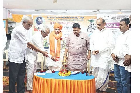 ಕುಷ್ಟಗಿ ಬಸವ ಭವನದಲ್ಲಿ ಆಯೋಜಿಸಿದ್ದ ಮುರಡಿ ಭೀಮಜ್ಜ ಹಾಗೂ ಪುಂಡಲೀಕಪ್ಪ ಜ್ಞಾನ ಮೋಟೆ ಅವರ ಪುಣ್ಯ ಸ್ಮರಣೋತ್ಸವ ಕಾರ್ಯಕ್ರಮ ಉದ್ಘಾಟಿಸಲಾಯಿತು. ಮಾಜಿ ಶಾಸಕ ಕೆ ಶರಣಪ್ಪ ವಕೀಲ, ಶಾಸಕ ದೊಡ್ಡನಗೌಡ ಪಾಟೀಲ, ಕೊಪ್ಪಳ ವಿವಿ ಕುಲಪತಿ ಡಾ ಎಸ್ ವಿ ಡಾಣಿ, ಪ್ರಮುಖರಾದ ಗುರುವರ್ಯ ಯಶವಂತ ಬೋದಲೆ, ದೇವೇಂದ್ರಪ್ಪ ಬಳೂಟಗಿ, ವೀರೇಶ ಬಂಗಾರಶೆಟ್ಟರ್ ಇತರರಿದ್ದರು. 
