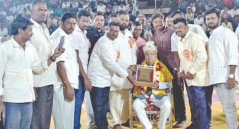 ಲೋಕಾಪುರ ಸಮೀಪದ ಚಿಕ್ಕೂರ ಗ್ರಾಮದಲ್ಲಿ ಕೋಳದಮ್ಮದೇವಿ ಜಾತ್ರಾ ಮಹೋತ್ಸವ ನಿಮಿತ್ತ ಮಹಿಳೆಯರ ಮುಕ್ತ ಕಬಡ್ಡಿ ಪಂದ್ಯಾವಳಿಗಳ ಸಮಾರೋಪ ಸಮಾರಂಭದಲ್ಲಿ ಮಾಜಿ ಉಪ ಮುಖ್ಯಮಂತ್ರಿ, ಚಿತ್ರದುರ್ಗ ಸಂಸದ ಗೋವಿಂದ ಕಾರಜೋಳ ಅವರನ್ನು ಸನ್ಮಾನಿಸಲಾಯಿತು. ವೈ.ಜಿ. ದಾಸರಡ್ಡಿ, ಕೆ.ಆರ್. ಮಾಚಪ್ಪನವರ, ಧರೆಪ್ಪ ಸಾಂಗ್ಲೀಕರ, ಹಣಮಂತ ತುಳಸಿಗೇರಿ, ಎಂ.ಎಂ. ವಿರಕ್ತಮಠ, ಲೋಕಣ್ಣ ಕತ್ತಿ ಇದ್ದರು.