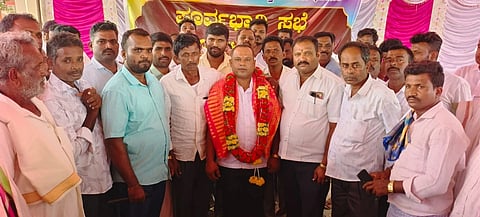 ಮಾಗಡಿ ಪ್ರವಾಸಿ ಮಂದಿರದಲ್ಲಿ ಭಾನುವಾರ ಹಮ್ಮಿಕೊಂಡಿದ್ದ ರಾಜ್ಯ ಕಾಡುಗೊಲ್ಲರ ಸಂಘದ ಜಿಲ್ಲಾ ಮಟ್ಟದ ಪೂರ್ವಭಾವಿ ಸಭೆ ಹಾಗೂ ಪದಾಧಿಕಾರಿಗಳ ಆಯ್ಕೆ ಸಭೆಯಲ್ಲಿ ನೂತನ ಜಿಲ್ಲಾಧ್ಯಕ್ಷ ಚಂದ್ರಗಿರಿ ಅವರನ್ನು ಸನ್ಮಾನಿಸಲಾಯಿತು. ಹಿರಿಯ ಮುಖಂಡರಾದ ಶ್ರೀಪತಿಹಳ್ಳಿ ರಾಜಣ್ಣ, ಕರಿಯಪ್ಪ, ರಾಮನಗರ ತಾಲೂಕಿನ ಗಿರಿಸ್ವಾಮಿ, ಯುವ ಮುಖಂಡ ಮಹಾಲಿಂಗಯ್ಯ ಇತರರು ಇದ್ದರು.