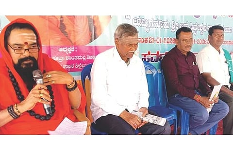 ಮಾನ್ವಿ ತಾಲೂಕಿನ ಜಾನೇಕಲ್ ಗ್ರಾಮದಲ್ಲಿ ಜೀವೈಕ್ಯ ವಿಜಯರುದ್ರ ಮಹಾಸ್ವಾಮಿಗಳ ಮಠದಲ್ಲಿ ಕಿಲ್ಲೇ ಬೃಹನ್ಮಠದ ಶಾಂತಮಲ್ಲ ಶಿವಾಚಾರ್ಯರು ಆಶೀರ್ವಚನ ನೀಡಿದರು. ಈ ವೇಳೆ ಸೂಗೂರಯ್ಯಸ್ವಾಮಿ, ರಾಮನಗೌಡ ಪಾಟೀಲ್, ನೀಲಪ್ಪಗೌಡ ಇತರರಿದ್ದರು.