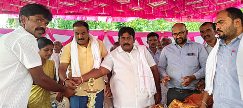 ಮುಳಬಾಗಿಲು ತಾಲೂಕು ಅಂಗೊಂಡಹಳ್ಳಿ ಡೇರಿಯಲ್ಲಿ ಹಮ್ಮಿಕೊಂಡಿದ್ದ ಸಾಮಾನ್ಯ ಸಭೆಯನ್ನು ಕೋಮುಲ್​ ನಿರ್ದೇಶಕ ಬಿ.ವಿ. ಸಾಮೇಗೌಡ ಉದ್ಘಾಟಿಸಿದರು. ಹಿರಿಯ ವಕೀಲ ಎಂ.ಎಸ್​. ಶ್ರೀನಿವಾಸರೆಡ್ಡಿ, ಆವಣಿ ಮಂಡಲ್​ ಮಾಜಿ ಪ್ರಧಾನ ಎಸ್​.ಮುನಿಸ್ವಾಮಿ ಗೌಡ, ಕೋಲಾರ ಹಾಲು ಡೇರಿ ಉಪ ವ್ಯವಸ್ಥಾಪಕ ಡಾ.ಕೆ.ಕಿರಣ್​ ಇದ್ದರು.