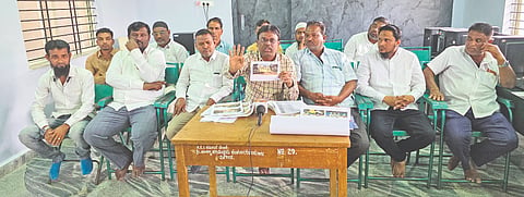 ಅಂಜುಮನ್ ಇಸ್ಲಾಂ ಎ ಕಮಿಟಿ ಕಚೇರಿ ಸಭಾ ಭವನದಲ್ಲಿ ಶುಕ್ರವಾರ ನಡೆದ ಸುದ್ದಿಗೋಷ್ಠಿಯಲ್ಲಿ ಆಡಳಿತ ಮಂಡಳಿಯ ಮಾಜಿ ಅಧ್ಯಕ್ಷ ಅಲ್ಲಾಭಕ್ಷ ನಾಯ್ಕೋಡಿ ಮಾತನಾಡಿದರು. ಅಲ್ಲಾಭಕ್ಷ ದೇಸಾಯಿ, ರೆಹಮಾನ ಹಳ್ಳುರ, ಬುಡ್ಡಾ ನಾಯ್ಕೋಡಿ ಇತರರಿದ್ದರು.