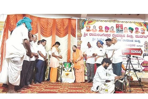 ಮುದಗಲ್ ಶ್ರೀ ರಾಮಲಿಂಗೇಶ್ವರ ದೇವಸ್ಥಾನದಲ್ಲಿ ಆದಿ ಜಗದ್ಗುರು ರೇಣುಕಾಚಾರ್ಯರ ಜಯಂತಿ ಆಚರಿಸಲಾಯಿತು. ಪ್ರಮುಖರಾದ ಲಿಂಗಪ್ಪ ಹಣಗಿ, ಸುರೇಂದ್ರಗೌಡ ಪಾಟೀಲ್, ಅನಿಲ್ ಬುಶೆಟ್ಟಿ ಮತ್ತಿತರರಿದ್ದರು. 