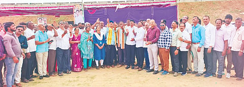 ಮಾಗಡಿ ಕೆಂಪೇಗೌಡ ಕೋಟೆ ಮೈದಾನದಲ್ಲಿ ಹಮ್ಮಿಕೊಂಡಿದ್ದ ತಾಲೂಕುಮಟ್ಟದ ಸರ್ಕಾರಿ ನೌಕರರ ಕ್ರೀಡಾಕೂಟಕ್ಕೆ ಶಾಸಕ ಎಚ್​.ಸಿ.ಬಾಲಕೃಷ್ಣ ಚಾಲನೆ ನೀಡಿದರು. ತಹಸೀಲ್ದಾರ್​ ಶರತ್​ ಕುಮಾರ್​, ಬಿಇಒ ಚಂದ್ರಶೇಖರ್​, ಮಹಿಳಾ ನಾಯಕಿ ಶೈಲಜಾ, ಕಲ್ಕೆರೆ ಶಿವಣ್ಣ ಇತರರಿದ್ದರು.