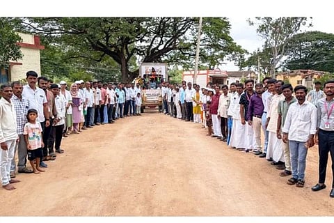 ಅಗಳಕೇರಾದಲ್ಲಿ ಆಯೋಜಿಸಿದ್ದ ಆಯುರ್ವೇದ ಗ್ರಾಮ 3.0 ಕಾರ್ಯಕ್ರಮದಲ್ಲಿ ಚರಕ ಸಂಹಿತೆ ಗ್ರಂಥ ಹಾಗೂ ಚರಕ ಮಹರ್ಷಿಗಳ ವೇಷಧಾರಿಗಳ ಭವ್ಯ ಮೆರವಣಿಗೆ ನಡೆಸಲಾಯಿತು. ಪ್ರಾಚಾರ್ಯ ಡಾ.ಮಹಾಂತೇಶ ಸಾಲಿಮಠ, ಗ್ರಾಮದ ಹುಲುಗಪ್ಪ ಗಡಾದ್, ಕೆಂಚಪ್ಪ ಇಟ್ನಾಳ್, ಕನಕರಾಜ ಬಳ್ಳಾಪುರ, ಮಂಜುನಾಥ್ ಶೆಟ್ಟರ್, ಪರಶುರಾಮ ವಡ್ಡರ, ಸಂತೋಷ ಕೊರಗಲ್ ಇತರರಿದ್ದರು.