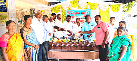 ಹೆಡಕನಹಳ್ಳಿ ಡೇರಿಯಲ್ಲಿ ಆಯೋಜಿಸಿದ್ದ ವಾರ್ಷಿಕ ಸಭೆಯನ್ನು ಬಮುಲ್​ ಹೊಸಕೋಟೆ ಶಿಬಿರದ ಮಾರ್ಗ ವಿಸ್ತರಣಾಧಿಕಾರಿ ಟಿ.ಎಂ.ಆನಂದ್​ ಉದ್ಘಾಟಿಸಿದರು. ಎಂಪಿಸಿಎಸ್​ ಅಧ್ಯಕ್ಷ ಬಿಎನ್​ಎಸ್​ ಶ್ರೀನಿವಾಸ್​, ಉಪಾಧ್ಯಕ್ಷೆ ಸಂಗೀತಾ, ಮಾಜಿ ಅಧ್ಯಕ್ಷರಾದ ಎಸ್​.ಮಂಜುನಾಥ್​, ಎನ್​.ಚಂದ್ರಪ್ಪ, ಎಂ.ರಾಜಣ್ಣ, ಎಚ್​.ಎಸ್​.ನಾರಾಯಣಸ್ವಾಮಿ ಇತರರು ಇದ್ದರು.