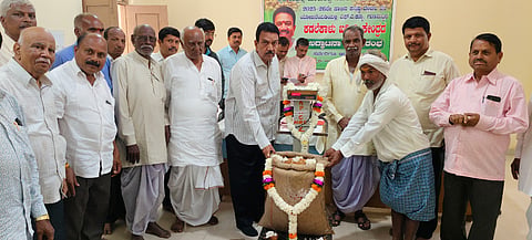 ನರಗುಂದದಲ್ಲಿ ಹಿಂಗಾರು ಹಂಗಾಮಿನ ಕಡಲೆಕಾಳು ಬೆಂಬಲ ಬೆಲೆ ಖರೀದಿ ಕೇಂದ್ರಕ್ಕೆ ಶಾಸಕ ಸಿ.ಸಿ. ಪಾಟೀಲ ಸೋಮವಾರ ಚಾಲನೆ ನೀಡಿದರು. ಎ.ಎಂ. ಹುಡೇದ, ರಾಘವೇಂದ್ರ ಸಜ್ಜನ, ಚಂದ್ರು ದಂಡಿನ, ಎಂ.ಎಚ್. ತಿಮ್ಮನಗೌಡ್ರ, ಇತರರಿದ್ದರು.