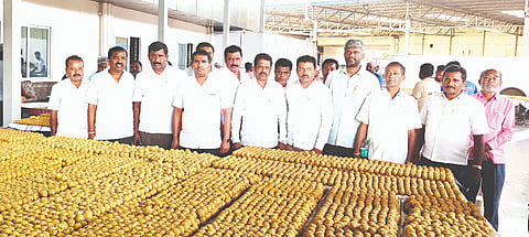 ನೆಲಮಂಗಲ ಕುಣಿಗಲ್​ ವೃತ್ತದ ಬಳಿ ಕಾಂಗ್ರೆಸ್​ ಕಾರ್ಯಾಲಯದ ಆವರಣದಲ್ಲಿ ಡಿ.ಕೆ.ಶಿವಕುಮಾರ್​ ಮುಖ್ಯಮಂತ್ರಿಯಾಗುತ್ತಿರುವ ಹಿನ್ನೆಲೆ ಕ್ಷೇತ್ರದ ಪ್ರತಿ ಮನೆಗೆ ವಿತರಣೆ ಮಾಡಲು ತಯಾರಿಸುತ್ತಿರುವ ಲಾಡುವನ್ನು ಶಾಸಕ  ಎನ್​.ಶ್ರೀನಿವಾಸ್​ ಪರಿಶೀಲಿಸಿದರು. 