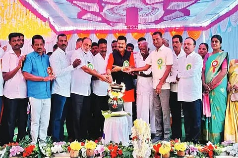 ರಿಪ್ಪನ್‌ಪೇಟೆ ಸಮೀಪ ಹಿರೇಮೈತಿಯಲ್ಲಿ ತಾಲೂಕು ಕುಂಬಾರ ಸಮಾವೇಶವನ್ನು ಶಾಸಕ ಗೋಪಾಲಕೃಷ್ಣ ಬೇಳೂರು ಉದ್ಘಾಟಿಸಿದರು. ಶೇಖರಪ್ಪ, ಕಲಗೋಡು ರತ್ನಾಕರ್, ಪುಟ್ಟಸ್ವಾಮಿ ಇತರರಿದ್ದರು.