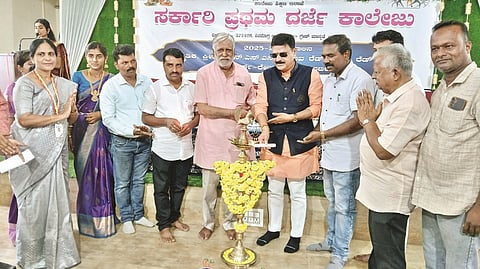 ರಿಪ್ಪನ್​ಪೇಟೆ ಸರ್ಕಾರಿ ಪ್ರಥಮದರ್ಜೆ ಕಾಲೇಜಿನಲ್ಲಿ ಆಯೋಜಿಸಿದ್ದ ಕ್ರೀಡಾ ಚಟುವಟಿಕೆಗಳ ಸಮಾರೋಪ ಸಮಾರಂಭವನ್ನು ಶಾಸಕ ಗೋಪಾಲಕೃಷ್ಣ ಬೇಳೂರು ಉದ್ಘಾಟಿಸಿದರು. ಟಾಕಪ್ಪ, ಬಿ.ಎಲ್​.ರಾಜು, ಶ್ರೀನಿವಾಸ ಆಚಾರ್​ ಇತರರಿದ್ದರು.
