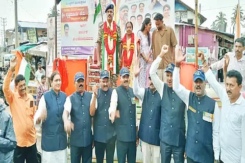 ರಿಪ್ಪನ್‌ಪೇಟೆ ವಿನಾಯಕ ವೃತ್ತದಲ್ಲಿ ಯೋಧ ಕೆ.ವಿ.ಕೃಷ್ಣಮೂರ್ತಿ ಅವರನ್ನು ಅದ್ದೂರಿಯಾಗಿ ಸ್ವಾಗತಿಸಲಾಯಿತು. ಸಾರ್ವಜನಿಕರು, ನಿವೃತ್ತ ಯೋಧರು ಹಾಜರಿದ್ದರು.