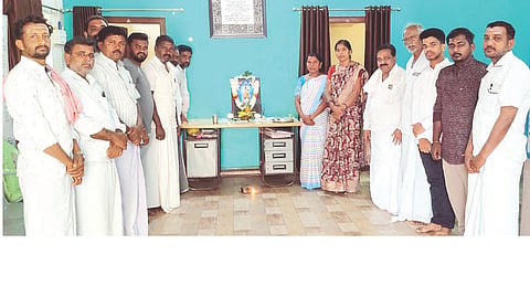 ಸಿದ್ದಾಪುರದ ಗ್ರಾಪಂ ಕಚೇರಿಯಲ್ಲಿ ಜಗದ್ಗುರು ಶ್ರೀ ರೇಣುಕಾಚಾರ್ಯರ ಜಯಂತಿ ಆಚರಿಸಲಾಯಿತು. ಗ್ರಾಪಂ ಅಧ್ಯಕ್ಷೆ ಶಿವಗಂಗಾ, ಸಿಬ್ಬಂದಿ ಸ್ವಪ್ನಾ, ಪ್ರಮುಖರಾದ ಚನ್ನಮಲ್ಲಯ್ಯ ಸ್ವಾಮಿ, ಜಗದೀಶ್ ಸ್ವಾಮಿ ಮಂಡಲಗಿರಿ, ವೀರೇಶ್ ಗಿಂಡಿಮಠ ಇದ್ದರು.