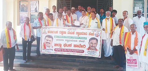 ಶಿಶುನಾಳ ಶರೀರ ಪ್ರಾಧಿಕಾರ ರಚಿಸುವಂತೆ ಒತ್ತಾಯಿಸಿ ಕರವೇ ಸ್ವಾಭಿಮಾನಿ ಸೇನೆ ಕಾರ್ಯಕರ್ತರು ಸೋಮವಾರ ಪ್ರತಿಭಟನೆ ನಡೆಸಿ ತಹಸೀಲ್ದಾರ್‌ಗೆ ಮನವಿ ಸಲ್ಲಿಸಿದರು. ರಾಮು ತಳವಾರ, ಎಸ್.ಎಸ್. ಭರಮಣ್ಣನವರ, ಬಸವರಾಜ ಗೊಬ್ಬಿ ಇತರರಿದ್ದರು.