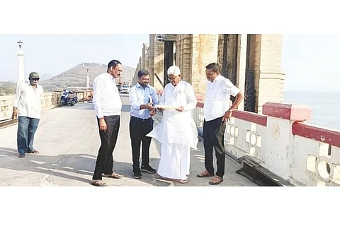 ಹೊಸಪೇಟೆಯ ತುಂಗಭದ್ರಾ ಜಲಾಶಯದಲ್ಲಿ ಕ್ರಸ್ಟ್‌ಗೇಟ್ ಕಾಮಗಾರಿಯನ್ನು ಸಿಂಧನೂರು ಶಾಸಕ ಹಂಪನಗೌಡ ಬಾದರ್ಲಿ ಭಾನುವಾರ ವೀಕ್ಷಣೆ ಮಾಡಿದರು. ಜಲಾಶಯದ ಸಿಇ ಲಕ್ಷ್ಮಣನಾಯಕ, ಇ.ಇ ಚಂದ್ರಶೇಖರ್, ಬಸವರಾಜ ಹಿರೇಗೌಡರ್ ಇತರರಿದ್ದರು.