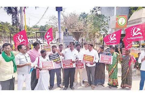 ಸಿಂಧನೂರು ಗಾಂಧಿ ವೃತ್ತದಲ್ಲಿ ಸಿಪಿಐಎಂಎಲ್ ರೆಡ್ ಸ್ಟಾರ್, ಕರ್ನಾಟಕ ಕೃಷಿ ಕೂಲಿಕಾರರ ಸಂಘ, ಕರ್ನಾಟಕ ರಾಜ್ಯ ರೈತ ಸಂಘ ಹಾಗೂ ಹಸಿರು ಸೇನೆ, ದಲಿತ ವಿದ್ಯಾರ್ಥಿ ಪರಿಷತ್ ನೇತೃತ್ವದಲ್ಲಿ ಪ್ರತಿಭಟನೆ ನಡೆಸಲಾಯಿತು. ಸಿಪಿಐ(ಎಂಎಲ್)ರೆಡ್ ಸ್ಟಾರ್ ರಾಜ್ಯ ಸಮಿತಿ ಸದಸ್ಯ ಎಂ. ಗಂಗಾಧರ್, ಕರ್ನಾಟಕ ಕೃಷಿ ಮತ್ತು ಗ್ರಾಮೀಣ ಕಾರ್ಮಿಕರ ಸಂಘದ ಅಧ್ಯಕ್ಷ ಅಪ್ಪಣ್ಣ ಕಾಂಬ್ಳೆ, ದಲಿತ ವಿದ್ಯಾರ್ಥಿ ಪರಿಷತ್(ಡಿವಿಪಿ)ನ ನರಸಪ್ಪ ಬಡಿಗೇರ್, ದುರುಗೇಶ ಕಲಮಂಗಿ, ಶಿವುಪುತ್ರ ಇತರರಿದ್ದರು. 