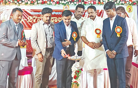 ಸುರಪುರದ ಮಹರ್ಷಿ ವಾಲ್ಮೀಕಿ ಭವನದಲ್ಲಿ ಬುಧವಾರ ಏರ್ಪಡಿಸಿದ್ದ ಕಂದಾಯ ದಿನ ಕಾರ್ಯಕ್ರಮವನ್ನು ಅಪರ ಜಿಲ್ಲಾಧಿಕಾರಿ ರಮೇಶ ಕೋಲಾರ ಉದ್ಘಾಟಿಸಿದರು. ರಾಜಾ ಕೃಷ್ಣಪ್ಪ ನಾಯಕ, ಶ್ರೀಧರ ಗೋಟೂರ, ಎಚ್​.ಎ.ಸರಕಾವಸ್​ ಇತರರಿದ್ದರು.