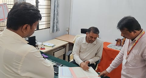 ಶ್ರೀನಿವಾಸಪುರ ತಾಲೂಕು ಕಚೇರಿಗೆ ಭೇಟಿ ನೀಡಿದ ಜಿಲ್ಲಾಧಿಕಾರಿ ಎಂ.ಆರ್​.ರವಿಕುಮಾರ್​ ಅಧಿಕಾರಿಗಳ ಹಾಜರಾತಿ ಪರಿಶೀಲಿಸಿದರು. ತಹಸೀಲ್ದಾರ್​ ಜಿ.ಎನ್​. ಸುಧೀಂದ್ರ, ಡಾ.ಸರ್ವೇಶ್​ ಇದ್ದರು. 