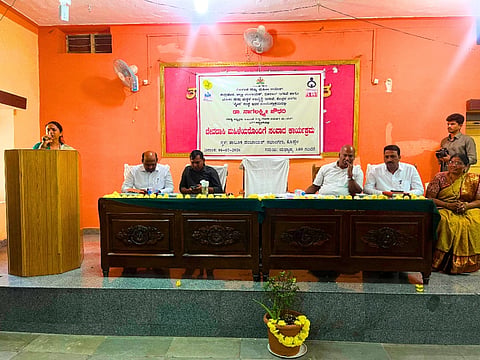 ತಾ.ಪಂ ಆವರಣದಲ್ಲಿ ಶುಕ್ರವಾರ ಆಯೋಜಿಸಿದ ಮಾಜಿ ದೇವದಾಸಿಯರೊಂದಿಗಿನ ಸಂವಾದ ಕಾರ್ಯಕ್ರಮದಲ್ಲಿ ಮಾತನಾಡಿದರು.ಮಹಿಳಾ ಮತ್ತು ಮಕ್ಕಳ ಕಲ್ಯಾಣ ಇಲಾಖೆಯ ಉಪನಿರ್ದೇಶಕ ಪಿ.ವೈ. ಶೆಟ್ಟಪ್ಪನವರ, ತಹಶೀಲ್ದಾರ ಬಸವರಾಜ ತೆನ್ನಳ್ಳಿ, ತಾಪಂ ಇಓ ದುಂಡಪ್ಪ ತುರಾದಿ, ನಗರಸಭೆ ಆಯುಕ್ತ ವೆಂಕಟೇಶ ನಾಗನೂರು ಇತರರಿದ್ದರು.
