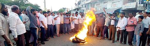 ಬಾಗೇಪಲ್ಲಿಯಲ್ಲಿ ಶಾಸಕ ಎಸ್.ಎನ್.ಸುಬ್ಬಾರೆಡ್ಡಿ ಬೆಂಬಲಿಗರು ಪ್ರತಿಭಟಿಸಿದರು.