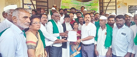 ಬಸವನಬಾಗೇವಾಡಿ ಪಟ್ಟಣದಲ್ಲಿ ಕೃಷ್ಣಾ ಕೊಳ್ಳ ಜಲ ಸಂರಕ್ಷಣಾ ಹೋರಾಟ ಸಮಿತಿಯಿಂದ ಪ್ರಧಾನಮಂತ್ರಿ, ಮುಖ್ಯಮಂತ್ರಿವರಿಗೆ ಬರೆದ ಮನವಿ ಪತ್ರವನ್ನು ತಹಸೀಲ್ದಾರ್ ಯಮನಪ್ಪ ಸೋಮನಕಟ್ಟಿಗೆ ಸಲ್ಲಿಸಿದರು. ಅಕ್ರಮ ಮಾಶ್ಯಾಳಕರ, ಸುರೇಶ ಜಿ. ಬಿ, ಅನೀಲ ಹೊಸಮನಿ, ಬಾಲಪ್ಪಗೌಡ ಲಿಂಗದಳ್ಳಿ, ಗುರಲಿಂಗಪ್ಪ ಪಡಸಲಗಿ ಮತ್ತಿತರರಿದ್ದರು.
