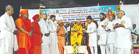 ಬಸವನಬಾಗೇವಾಡಿ ತಾಲೂಕಿನ ಇಂಗಳೇಶ್ವರ ಗ್ರಾಮದ ಹಿರೇಮಠದ ಲಿಂ ಶಿ ಬಸವ ಶಿವಾಚಾರ್ಯ ಮಹಾಸ್ವಾಮಿಯ ಜನ್ಮ ಶತಮಾನೋತ್ಸವ ಸಮಾರಂಭ, ಶರಣಬಸವೇಶ್ವರ ಪುರಾಣ ಮಹಾಮಂಗಳ ಹಾಗೂ ಕಾಶಿ ಜಗದ್ಗುರುಗಳವರ ಅಡ್ಡಪಲ್ಲಕ್ಕಿ ಉತ್ಸವ,ಧರ್ಮ ಸಭೆಯನ್ನು ಕಾಶಿ ಜಗದ್ಗುರು ಉದ್ಘಾಟಿಸಿದರು. ಡಾ. ಶಿವಕುಮಾರ ಶಿವಾಚಾರ್ಯರ ಶ್ರೀ,  ಡಾ. ಮಹಾಂತಲಿಂಗ ಶಿವಾಚಾರ್ಯ ಶ್ರೀ, ಡಾ.ಸಿದ್ಥಲಿಂಗ ಶಿವಾಚಾರ್ಯ ಶ್ರೀ ಮತ್ತಿತರರಿದ್ದರು.