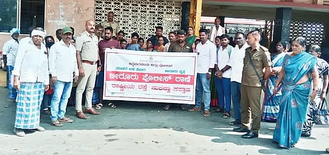 ಬೀರೂರಿನ ಕೆಎಸ್‌ಆರ್‌ಟಿಸಿ ಬಸ್ ನಿಲ್ದಾಣದಲ್ಲಿ ಪೊಲೀಸ್ ಇಲಾಖೆಯಿಂದ ರಾಷ್ಟ್ರೀಯ ರಸ್ತೆ ಸುರಕ್ಷಾ ಸಪ್ತಾಹದಲ್ಲಿ ಪಿಎಸ್‌ಐ ಡಿ.ವಿ.ತಿಪ್ಪೇಶ್ ಮಾತನಾಡಿದರು. ಚಂದ್ರಶೇಖರ್, ಪಾಂಡುರಂಗಪ್ಪ, ಶಿವಾನಂದ, ಚಂದ್ರನಾಯ್ಕ ಇದ್ದರು. 