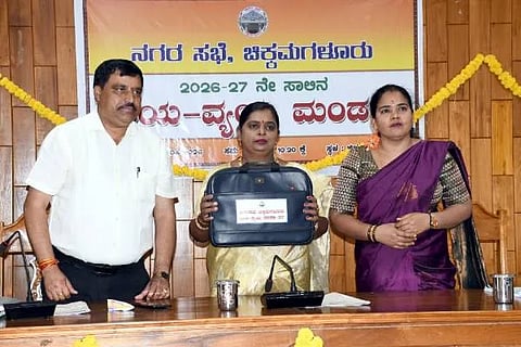 ಕಾಫಿ ನಾಡಿನ ಚಿಕ್ಕಮಗಳೂರು ನಗರ ಸಭೆಯಲ್ಲಿ ಇದೆ ಮೊದಲ ಬಾರಿಗೆ 156.16 ಕೋಟಿ ರೂ.  ಮೊತ್ತದ ಬಜೆಟ್ ಮಂಡನೆ ಮಾಡಲಾಗಿದೆ. ಪ್ರಸಕ್ತ ಆರ್ಥಿಕ ವರ್ಷದಲ್ಲಿ 156.16 ಕೋಟಿ ರೂ ಆದಾಯ ನಿರೀಕ್ಷಿಸಲಾಗಿದ್ದು, 153.55 ಕೋಟಿ ರೂ ವೆಚ್ಚವನ್ನು ಅಂದಾಜಿಸಲಾಗಿದೆ. ಹೀಗಾಗಿ 2.61 ಕೋಟಿ ರೂ. ಉಳಿತಾಯ ಬಜೆಟ್ಟನ್ನು ನಗರಸಭೆ ಅಧ್ಯಕ್ಷ ಶೀಲಾ ದಿನೇಶ್ ಮಂಡನೆ ಮಾಡಿದರು.