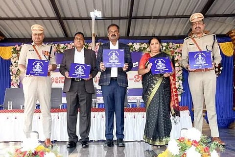 ಚಿಕ್ಕಮಗಳೂರು ರಾಮನಹಳ್ಳಿಯ ಡಿಎಆರ್ ಜಿಲ್ಲಾ ಪೊಲೀಸ್ ಕವಾಯತು ಮೈದಾನದಲ್ಲಿ ಗುರುವಾರ ಆಯೋಜಿಸಿದ್ದ ಕರ್ನಾಟಕ ರಾಜ್ಯ ಪೊಲೀಸ್ ಧ್ವಜ ದಿನಾಚರಣೆಯಲ್ಲಿ ಪ್ರಸಕ್ತ ಸಾಲಿನ ಪೊಲೀಸ್ ಧ್ವಜವನ್ನು ಡಿಸಿ ಎನ್.ಎಂ.ನಾಗರಾಜ್ ಬಿಡುಗಡೆ ಮಾಡಿದರು. ಜಿತೇಂದ್ರ ಕುಮಾರ್ ದಯಾಮ, ಎಚ್.ಎಸ್.ಕೀರ್ತನಾ, ಸಿ.ಟಿ.ಜಯಕುಮಾರ್, ನಿವೃತ್ತ ಎಆರ್‌ಎಸ್‌ಐ ತೌಫಿಕ್ ಅಹಮದ್ ಮತ್ತಿತರರಿದ್ದರು.