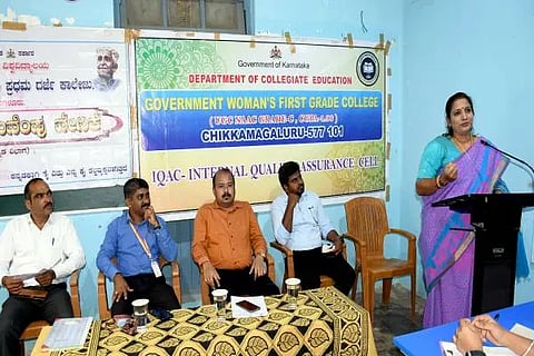 ಚಿಕ್ಕಮಗಳೂರಿನ ಮಲ್ಲಂದೂರು ರಸ್ತೆ ಸಮೀಪದ ಸರ್ಕಾರಿ ಮಹಿಳಾ ಪ್ರಥಮ ದರ್ಜೆ ಕಾಲೇಜಿನಲ್ಲಿ ಗುರುವಾರ ಆಂತರಿಕ ಗುಣಮಟ್ಟದ ಭರವಸಾ ಕೋಶ ಕನ್ನಡ ವಿಭಾಗದಿಂದ ಆಯೋಜಿಸಿದ್ಧ ತಳಸಮುದಾಯದ ವಚನಕಾರ್ತಿಯರ ಕುರಿತ ವಿಶೇಷ ಉಪನ್ಯಾಸ ಕಾರ್ಯಕ್ರಮವನ್ನುz್ದೆÃಶಿಸಿ ಲೇಖಕಿ ಡಿ.ನಳಿನಾ ಮಾತನಾಡಿದರು. ಡಾ.ಮೂಡಲಗಿರಿಯಯ್ಯ, ದೀಕ್ಷಿತ್ ಕುಮಾರ್, ಎ.ಡಿ.ಪ್ರಶಾಂತ್, ಎಸ್.ಎಸ್.ಪ್ರೇಮ್‌ದೀಪ್, ಟಿ.ಮಾಲಾ ಮತ್ತಿತರರಿದ್ದರು.