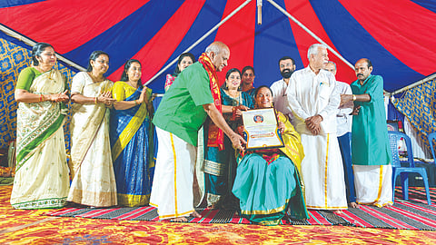 ಚಿಂತಾಮಣಿ ಗಾಯನ ಸಮಾಜದಿಂದ ಬೆಂಗಳೂರಿನ ವಿದುಷಿ ಕುಮಾರಿ ಮಾಧುರಿ ಕೌಶಿಕ್​ಗೆ ನಾದ ಚಿಂತಾಮಣಿ ಪ್ರಶಸ್ತಿ ಪ್ರದಾನ ಮಾಡಲಾಯಿತು. ಪಶು ವೈದ್ಯ ಡಾ.ರಾವೇಂದ್ರ, ಚಿಂತಾಮಣಿ ಗಾಯನ ಸಮಾಜದ ಅಧ್ಯಕ್ಷ ಎಲ್​.ಎಸ್​.ನಾಗೇಂದ್ರರೆಡ್ಡಿ, ಶಾಲೆ ಪ್ರಾಂಶುಪಾಲರಾದ ಎನ್​.ಕೆ.ಪದ್ಮಾವತಿ ಇದ್ದರು.
