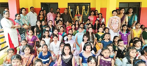 ಕಡೂರಿನ ಶಾಸಕರ ಮಾದರಿ ಶಾಲೆಯಲ್ಲಿ ಶ್ರೀ ನಾಟ್ಯಕೇಶವ ನೃತ್ಯ ಕಲಾನಿಕೇತನ ಭರತನಾಟ್ಯ ಶಾಲೆಯಿಂದ ಗುರುಪೂರ್ಣಿಮಾ ಪೂಜಾ ಕಾರ್ಯಕ್ರಮ ನಡೆಸಲಾಯಿತು. ವಿದ್ವಾನ್ ಡಾ. ಎಸ್.ಕೇಶವ್ ಕುಮಾರ್ ಪಿಳೈ, ಟಿ.ಡಿ.ರಾಜನ್ ಮತ್ತಿತರರಿದ್ದರು.