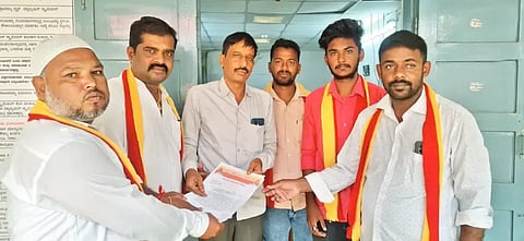 ಕಡೂರು ಕರ್ನಾಟಕ ರಕ್ಷಣಾ ವೇದಿಕೆ ಸ್ವಾಭಿಮಾನಿ ಬಣದಿಂದ ತಾಲೂಕು ಕಚೇರಿಯಲ್ಲಿ ಗ್ರೇಡ್ 2 ತಹಸೀಲ್ದಾರ್ ಅಶೋಕ್‌ಗೆ ಮನವಿ ಸಲ್ಲಿಸಲಾಯಿತು. ರಿಯಾಜ್, ಗಿರೀಶ್, ಮೆಹಬೂಬ್, ಪ್ರಸನ್ನ ಇದ್ದರು.