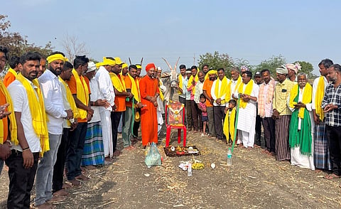 ಲಕ್ಷ್ಮೇಶ್ವರದಲ್ಲಿ ಶ್ರೀ ಕ್ರಾಂತಿವೀರ ಸಂಗೊಳ್ಳಿ ರಾಯಣ್ಣ ಅಭಿಮಾನಿ ಬಳಗದಿಂದ ಏರ್ಪಡಿಸಿದ್ದ ರಾಜ್ಯಮಟ್ಟದ ಖಾಲಿ ಗಾಡಾ ಓಡಿಸುವ ಸ್ಪರ್ಧೆಯನ್ನು ಕುಂದಗೋಳ ಕಲ್ಯಾಣಪುರಮಠದ ಶ್ರೀ ಬಸವಣ್ಣಜ್ಜನವರು ಚಾಲನೆ ನೀಡಿದರು. ವಿನೋದ ಅಸೂಟಿ, ಆನಂದ ಗಡ್ಡದೇವರಮಠ ಇದ್ದರು.