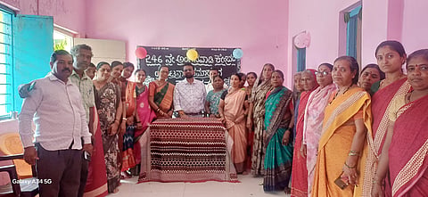 Anganwadiಲಕ್ಷ್ಮೇಶ್ವರದ ಕೆಂಚಲಾಪುರ ಓಣಿಯ ನೂತನ ಅಂಗನವಾಡಿ ಕೇಂದ್ರವನ್ನು  ಸಿಡಿಪಿಒ ಮೃತ್ಯುಂಜಯ ಗುಡ್ಡದಾನ್ವೇರಿ ಉದ್ಘಾಟಿಸಿದರು. ನಂದಾ ನವಲೆ, ನಾಗರತ್ನಾ ಬುರಡಿ, ಹೇಮಣ್ಣ ಬುರಡಿ, ಗಿರಿಜವ್ವ ಅಂಬಲಿ, ಭಾಗ್ಯಶ್ರೀ ಎಲ್., ಮಂಜುಳಾ ಗುಂಜಳ, ಇತರರಿದ್ದರು.
