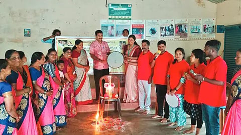  ತ್ರಿಪುರ ಗ್ರಾಮದಲ್ಲಿ ಸರ್ಕಾರದ ಯೋಜನೆಗಳ ಅರಿವು ಮೂಡಿಸುವ ಬೀದಿ ನಾಟಕ ಕಾರ್ಯಕ್ರಮವನ್ನು ಸದಾನಂದ ಬಂಗೇರ ಉದ್ಘಾಟಿಸಿದರು. ಬೇಬಿ, ಭಾರತಿ, ಉಷಾ, ಗೋಪಿ ಇತರರಿದ್ದರು.