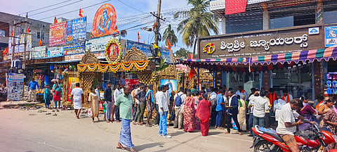  ಹನುಮದ್ ವ್ರತದ ಅಂಗವಾಗಿ ಪಟ್ಟಣ ಸೇರಿದಂತೆ ತಾಲೂಕಿನ ವಿವಿಧೆಡೆ ಹನುಮ ದೇವಸ್ಥಾನದಲ್ಲಿ ವಿಶೇಷ ಪೂಜೆ ಪುನಸ್ಕಾರ ನೆರವೇರಿಸಲಾಯಿತು.