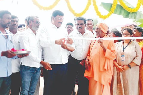 ಮಳವಳ್ಳಿ ತಾಲೂಕು ದೊಡ್ಡಬೂಹಳ್ಳಿ ಗ್ರಾಮದಲ್ಲಿ ಮತ್ಸ್ಯ ಸಂಜೀವಿನಿ ಯೋಜನೆಯಡಿ ಸ್ವ-ಸಹಾಯ ಸಂಘಗಳ ಮಹಿಳೆಯರಿಗೆ ಮೀನುಗಾರಿಕೆ ನಿರ್ವಹಣೆ ತರಬೇತಿ ಕಾರ್ಯಕ್ರಮವನ್ನು ಮಂಗಳವಾರ ಶಾಸಕ ಪಿ.ಎಂ.ನರೇಂದ್ರಸ್ವಾಮಿ ಉದ್ಘಾಟಿಸಿದರು. ಶ್ರೀ ಶಿವಪ್ಪ ಸ್ವಾಮೀಜಿ, ರಾಜೇಶ್, ರವಿ, ಶ್ರೀನಿವಾಸ್, ಪೂಜಶ್ರೀ, ಮಹದೇವ ಸ್ವಾಮಿ, ನಿಂಗರಾಜು, ಕೃಷ್ಣ ಇದ್ದರು.