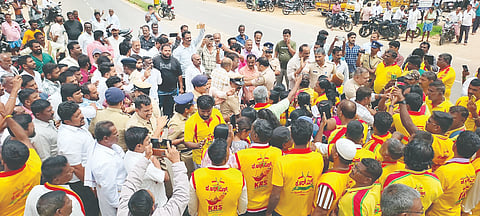 ಮಳವಳ್ಳಿ ಪಟ್ಟಣದಲ್ಲಿ ಕರ್ನಾಟಕ ರಾಷ್ಟ್ರ ಸಮಿತಿ ಪಕ್ಷ ಹಾಗೂ ಕಾಂಗ್ರೆಸ್ ಕಾರ್ಯಕರ್ತರ ನಡುವೆ ತಳ್ಳಾಟ ನೂಕಾಟ ನಡೆಯಿತು.  