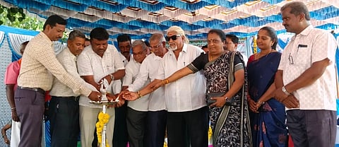 ಮಳವಳ್ಳಿ ತಾಲೂಕಿನ ಜವನಗನಹಳ್ಳಿ ಗ್ರಾಮದಲ್ಲಿ ಆಯೋಜಿಸಿದ್ದ ಬೀಳ್ಕೊಡುಗೆ ಕಾರ್ಯಕ್ರಮವನ್ನು ಸರ್ಕಾರಿ ನೌಕರರ ಸಂಘದ ತಾಲೂಕು ಅಧ್ಯಕ್ಷ ಮಲ್ಲಿಕಾರ್ಜುನಯ್ಯ ಉದ್ಘಾಟಿಸಿದರು. ನಾಗರಾಜು, ಮಹಾ ಜಯಲಿಂಗು, ಶಿವಕುಮಾರ್, ಕೃಷ್ಣ, ಮಹದೇವು, ದೇವರಾಜು, ಶಿವಶಂಕರ್, ಬಿ.ಜೆ.ಸತ್ಯವತಿ, ಭಾಸ್ಕರ್, ರೂಪ,  ರಘು, ಜೆ.ಕೆ.ಕುಮಾರ, ಮಧು, ನವೀನ್, ಶಾಂತರಾಜು, ಶರತ್ ಇದ್ದರು.