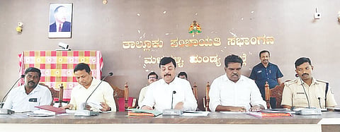 ಮಳವಳ್ಳಿ ಪಟ್ಟಣದ ತಾಲೂಕು ಪಂಚಾಯಿತಿ ಸಭಾಂಗಣದಲ್ಲಿ ಸೋಮವಾರ ಸಂಜೆ ನಡೆದ ತಾಪಂ ತ್ರೈಮಾಸಿಕ ಸಭೆ ಶಾಸಕ ಪಿ.ಎಂ.ನರೇಂದ್ರಸ್ವಾಮಿ ಅಧ್ಯಕ್ಷತೆಯಲ್ಲಿ ನಡೆಯಿತು. ತಹಸೀಲ್ದಾರ್ ಡಾ.ಲೋಕೇಶ್, ಇಒ ಶ್ರೀನಿವಾಸ್, ಡಿವೈಎಸ್ಪಿ ಯಶವಂತಕುಮಾರ್, ಮಹದೇವು ಇದ್ದರು.