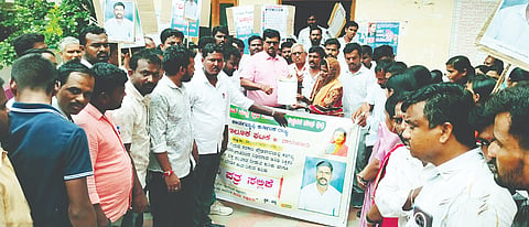 ಮಸ್ಕಿಯಲ್ಲಿ ತಹಸೀಲ್ದಾರ್ ಮಂಜುನಾಥ ಭೋಗಾವತಿಗೆ ಸರ್ಕಾರಿ ಪ್ರಾಥಮಿಕ ಮತ್ತು ಪ್ರೌಢಶಾಲಾ ಅತಿಥಿ ಶಿಕ್ಷಕರ ಸಂಘಮನವಿ ಸಲ್ಲಿಸಿತು. ತಾಲೂಕು ಅಧ್ಯಕ್ಷ ಹನುಮಂತ ಮುದಬಾಳ, ವೀರಭದ್ರ ಕೋಠಾರಿ, ಶಿವಕುಮಾರ ನಾಗರಬೆಂಚಿ, ಭೀಮರಾವ್ ಇತರರಿದ್ದರು. 
