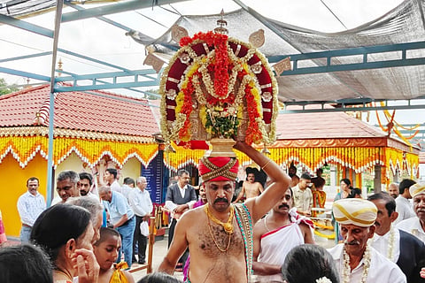 ನೆಲಜಿ ಶ್ರೀ ಇಗ್ಗುತ್ತಪ್ಪ ದೇವಾಲಯದಲ್ಲಿ ಕುಂಬ್ಯಾರ್ ಕಲಾಡ್ಚ ಹಬ್ಬವನ್ನು ಸಾಂಪ್ರದಾಯಿಕವಾಗಿ ಶ್ರದ್ಧಾಭಕ್ತಿಯಿಂದ ದೇವರ ಪ್ರದರ್ಶನ ನೃತ್ಯ ಬಲಿ ಜರುಗಿತು.