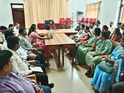 ಎನ್.ಆರ್.ಪುರ ತಾಲೂಕು ಕಚೇರಿ ಸಭಾಂಗಣದಲ್ಲಿ ಸ್ವಾತಂತ್ರೃ ದಿನಾಚರಣೆ ಪೂರ್ವಭಾವಿ ಸಭೆ ನಡೆಯಿತು. ಡಾ.ನೂರುಲ್‌ಹುದಾ, ಶಬಾನಾ ಅಂಜುಮ್, ವೇಣುಗೋಪಾಲ, ಆರ್.ವಿ.ಮಂಜುನಾಥ್ ಇತರರಿದ್ದರು.